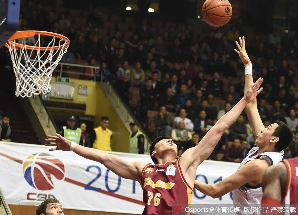 吴前三十一分独木难支,克里斯顿压哨打板绝杀广州险胜浙江 广州小外援克里斯顿面对浙江队高压防守,冷静指挥队友跑位,他全场虽然手感一般,却命中了最关键的两记三分