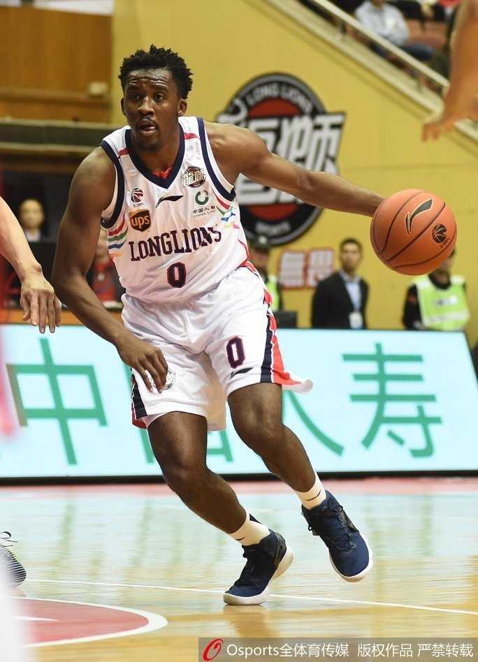 吴前三十一分独木难支,克里斯顿压哨打板绝杀广州险胜浙江 浙江队核心吴前迎着防守人干拔三分,篮球在空中划过一道彩虹弧线,眼神中满是不甘与倔强,全场他独得31分