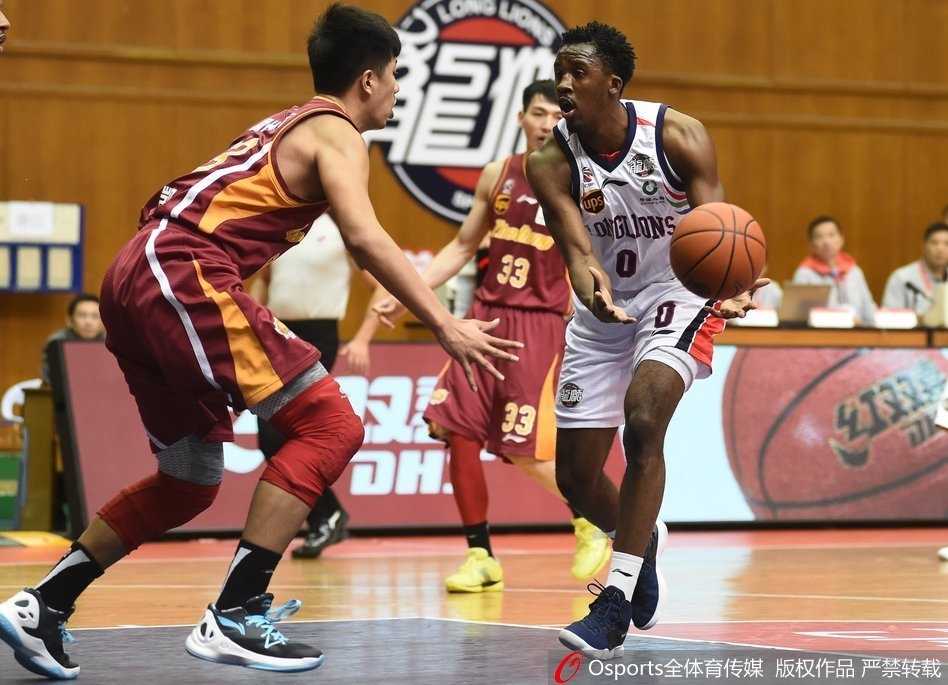 吴前三十一分独木难支,克里斯顿压哨打板绝杀广州险胜浙江 比赛最后时刻,广州队暂停布置战术,主教练崔万军手持战术板大声呼喊,球员们围成一圈神情紧张而专注