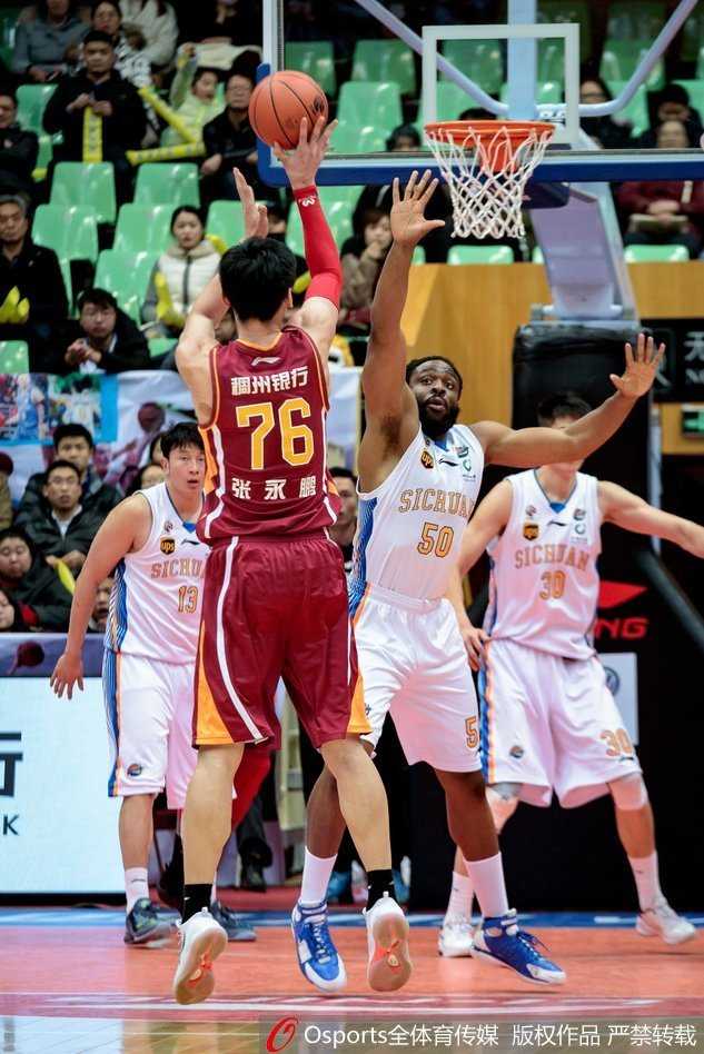 吴前在对手的严防死守下依然坚决出手，篮球划过一道完美的弧线坠入网窝，这一幕让全场沸腾。