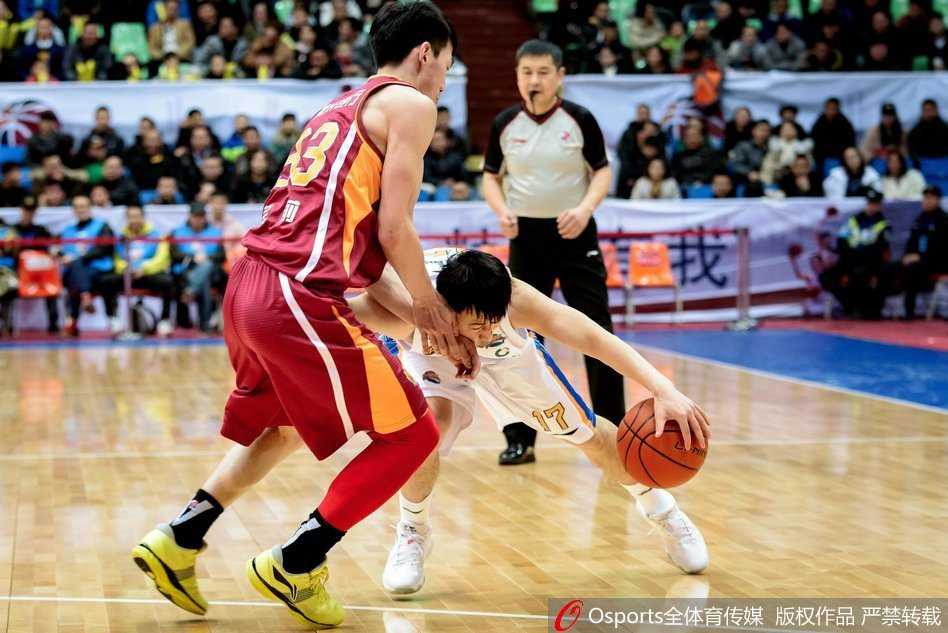 威姆斯犹如一道白色闪电撕裂四川队的防线，高高跃起单手劈扣，整个球馆都能感受到他爆炸性的力量。