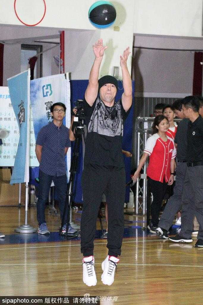 在五对五的友谊赛中，周杰伦头戴黑色头巾快速突破防守，他嘴角微微上扬，似乎胸有成竹，尽管面对的是职业球员，依然展现出不服输的拼劲。