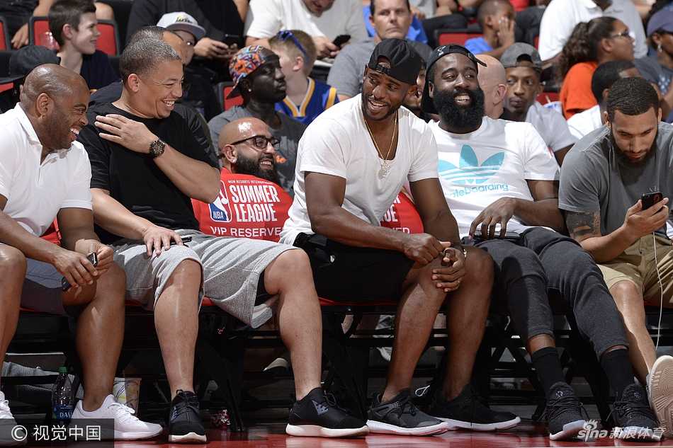 周琦夏季联赛绽放防守光芒,哈登保罗场边督战引期待 火箭当家球星哈登与保罗并肩坐在场边,目光炯炯地注视着场内的一举一动,仿佛两位导师在审视未来战友的实战报告。