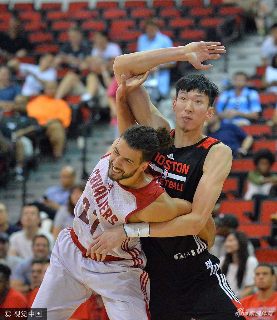 周琦夏季联赛绽放防守光芒,哈登保罗场边督战引期待 在人群中周琦张开双臂牢牢卡住身后对手,肌肉紧绷的线条显示着他在篮下争抢每一寸领土的决心。