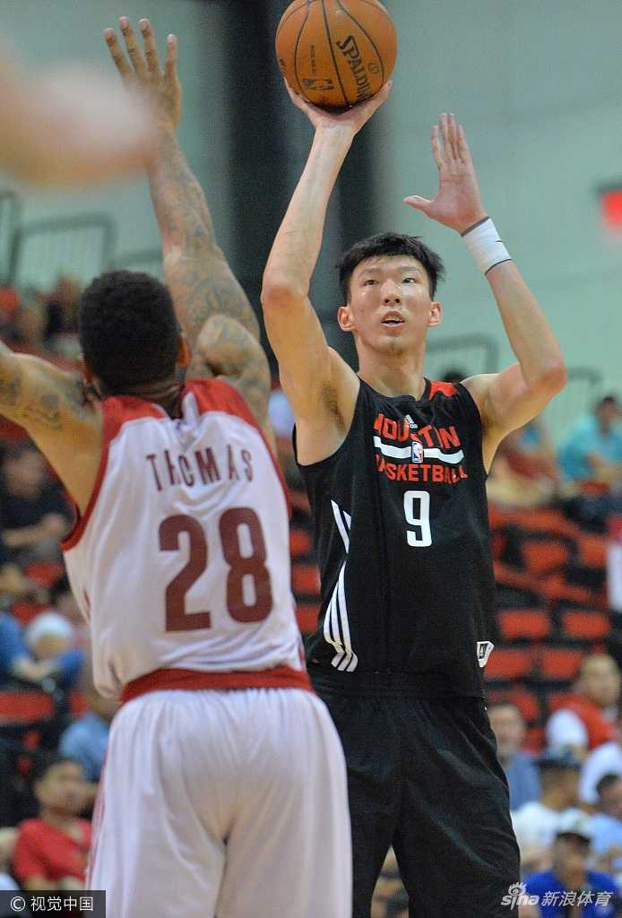 周琦夏季联赛绽放防守光芒,哈登保罗场边督战引期待 无论球在哪个方向,周琦的目光始终紧盯着对手的移动步伐,张开双臂时刻准备补防,专注的神情仿佛猎人在巡视自己的领地。