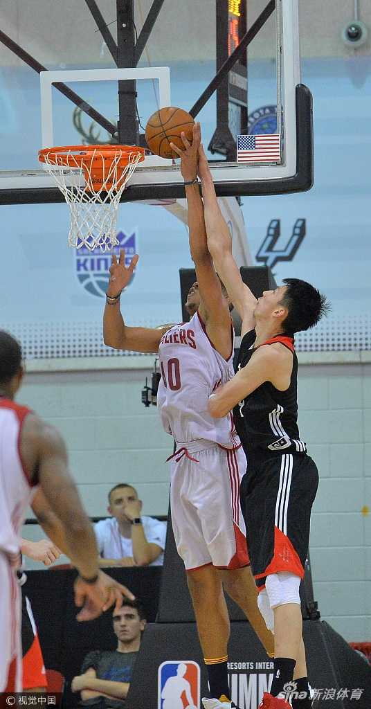 周琦夏季联赛绽放防守光芒,哈登保罗场边督战引期待 面对身高臂长的对手,周琦毫不畏惧地跃起封盖,修长的身体在空中形成一道难以逾越的屏障。