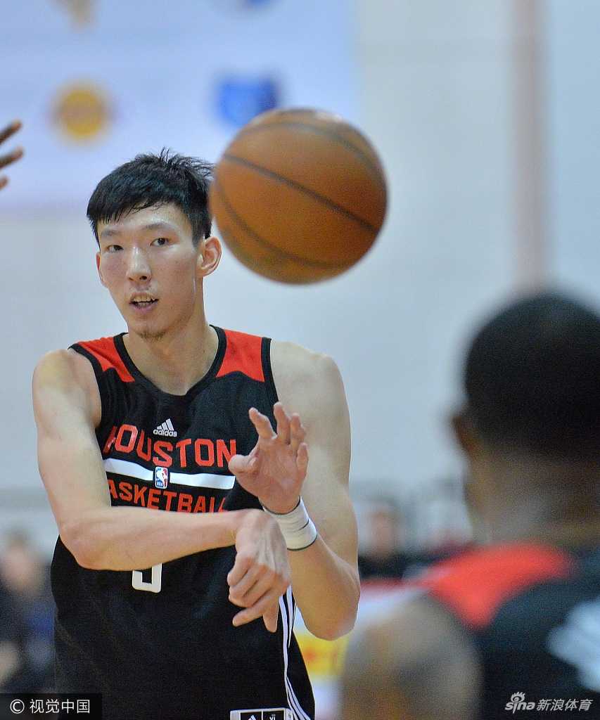 周琦夏季联赛绽放防守光芒,哈登保罗场边督战引期待 周琦在高位得球后双手高举观察队友跑位,眼神中透露着与年龄不相符的冷静与沉着。