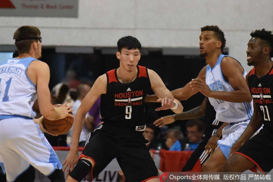 周琦夏季联赛首秀惊艳 大魔王开启NBA逐梦征程 周琦在场上与队友认真交流战术,用手势比划着跑位路线