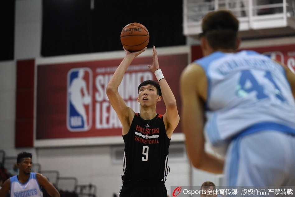 周琦夏季联赛首秀惊艳 大魔王开启NBA逐梦征程 周琦在掘金防守悍将面前高高跃起,完成一记势大力沉的单手劈扣