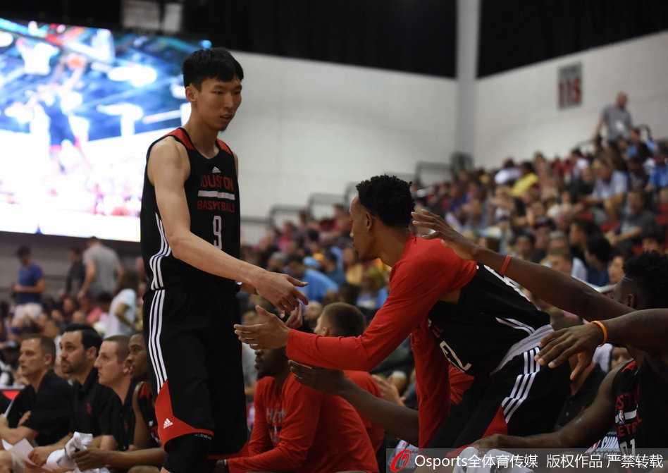 周琦夏季联赛首秀惊艳 大魔王开启NBA逐梦征程 周琦在防守成功后迅速埋头回追,全力冲刺参与球队快速回防