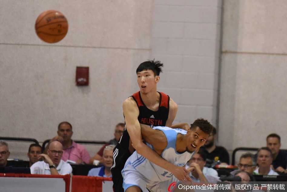 周琦夏季联赛首秀惊艳 大魔王开启NBA逐梦征程 周琦在骑士队球员上篮瞬间,奋力跃起送出排球大帽,防守威慑力尽显
