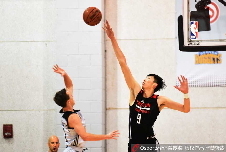 比赛结束后，周琦与队友交流，虽然失利但他在防守端的出色表现赢得了尊重