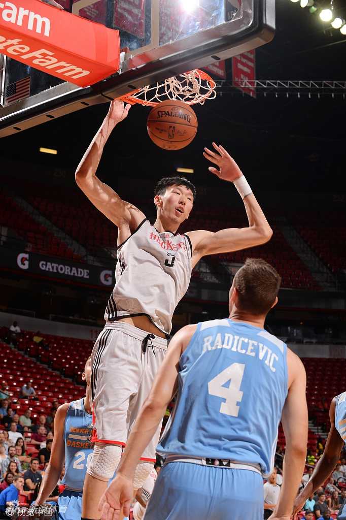 周琦季后赛首秀送火锅休城憾负掘金,大魔王夏联征程显潜力 周琦在篮下卡位抢篮板,他利用身高优势将对手挡在身后,双臂高举准备摘下篮板球。