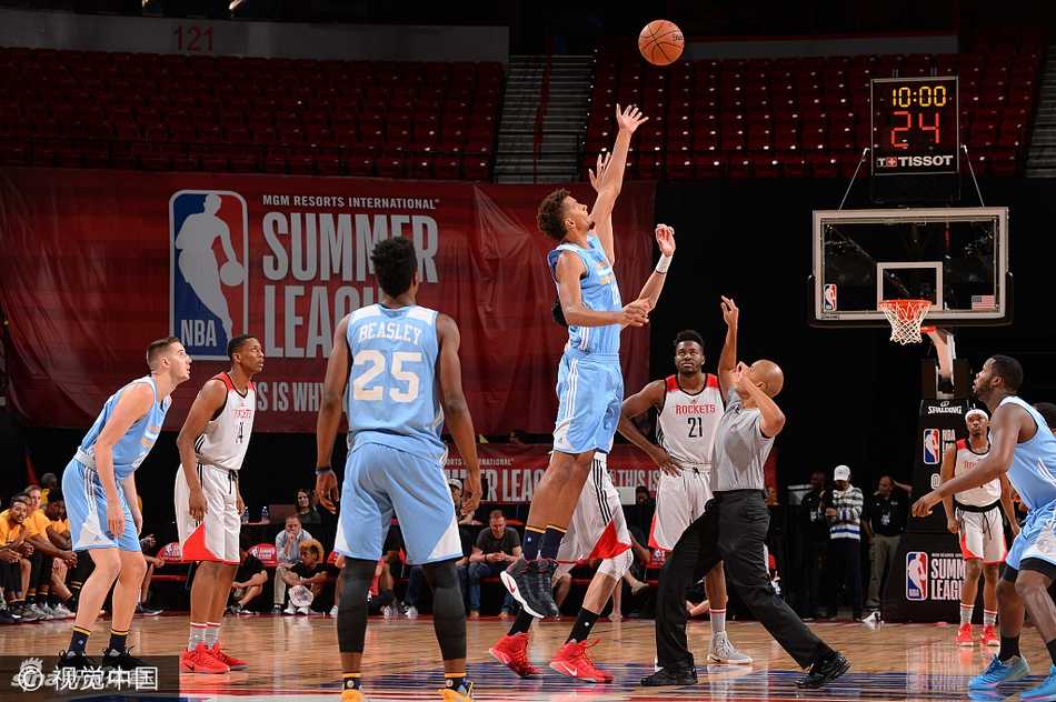 周琦季后赛首秀送火锅休城憾负掘金,大魔王夏联征程显潜力 周琦在防守时直面对方球员的投篮,手臂完全伸展形成一道屏障,展现出极佳的防守覆盖面。