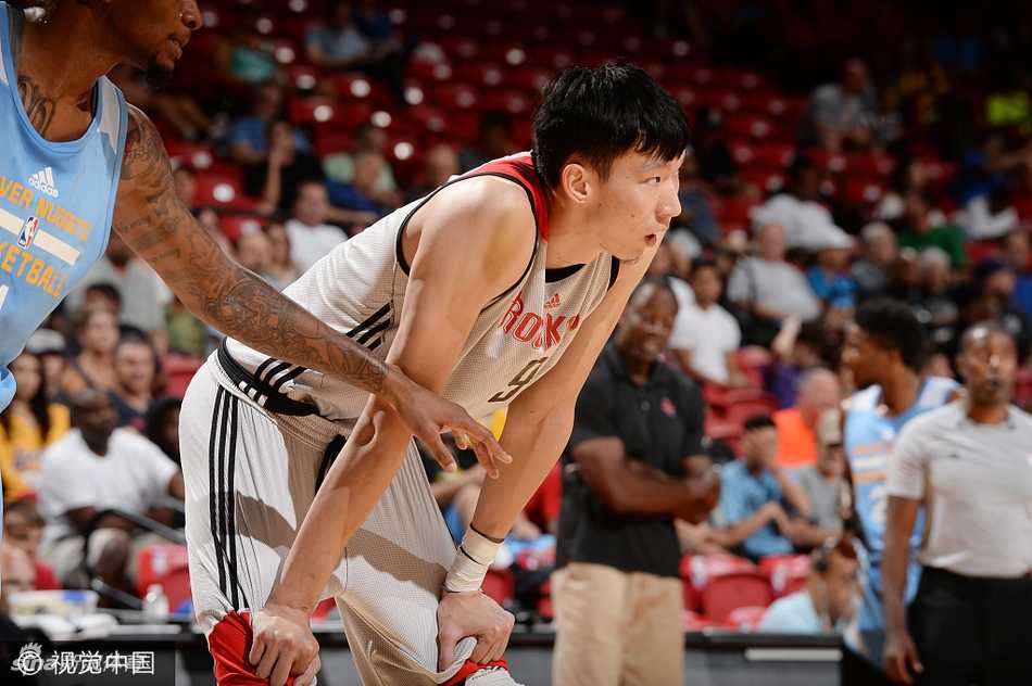 周琦季后赛首秀送火锅休城憾负掘金,大魔王夏联征程显潜力 周琦身披火箭战袍在夏季联赛中持球,面对防守者神情专注,长臂舒展准备进攻。