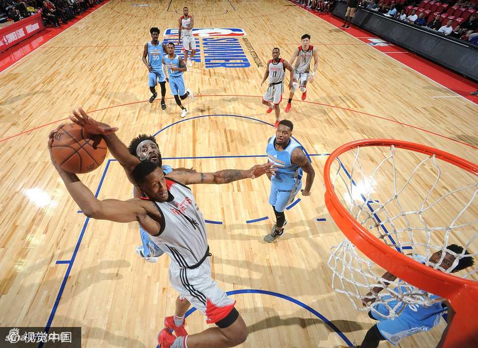 周琦季后赛首秀送火锅休城憾负掘金,大魔王夏联征程显潜力 比赛中周琦低位要球,他利用脚步卡住防守球员,伸手示意队友传球,眼神坚定。