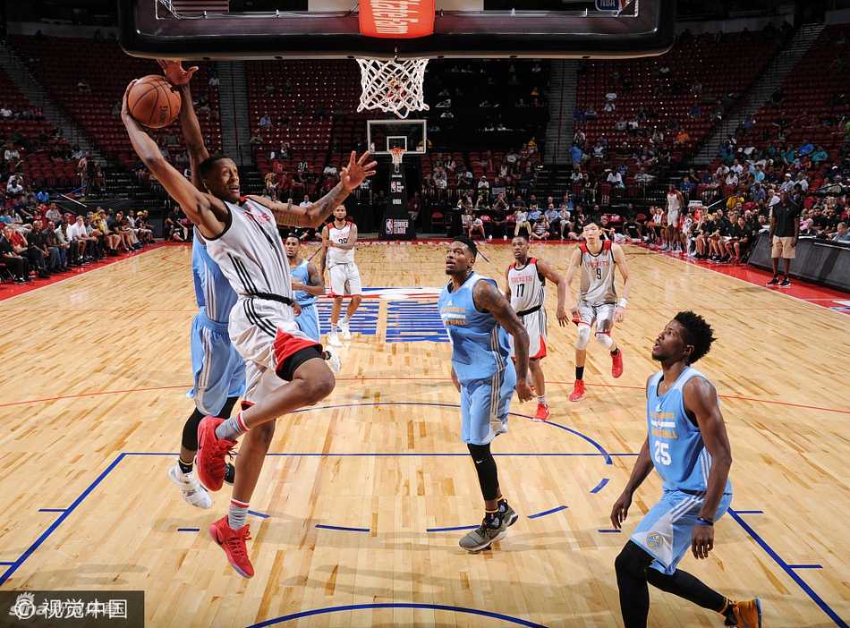 周琦季后赛首秀送火锅休城憾负掘金,大魔王夏联征程显潜力 周琦在比赛中目送篮球飞向篮筐,神情紧张而专注,身边的对手试图用身体对抗挤开他的防守位置。