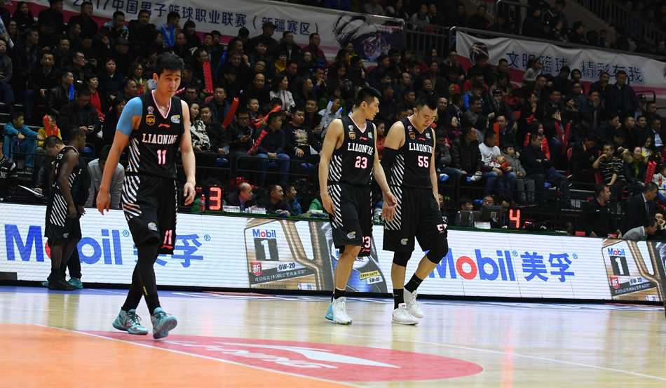 周琦攻防两端统治比赛,亚当斯狂砍48分,新疆险胜辽宁挺进总决赛 面对辽宁队的重重包夹,周琦毫无惧色,强硬地将球送入篮筐,这记篮下强攻彰显了‘大魔王’的霸气。