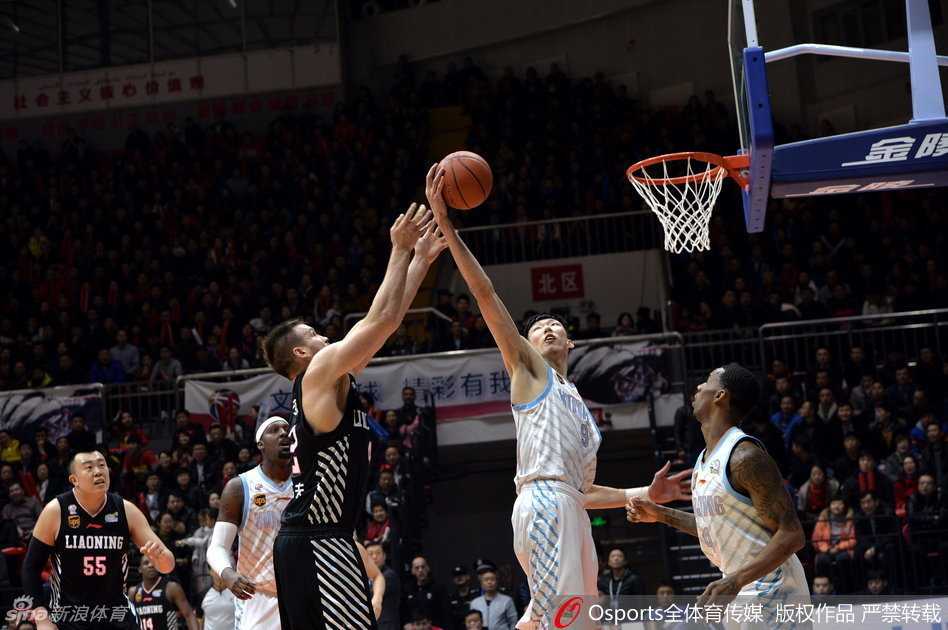 周琦攻防两端统治比赛,亚当斯狂砍48分,新疆险胜辽宁挺进总决赛 周琦在对方内线群中高高跃起,如大鹏展翅般抢下关键篮板,眼神中满是对于胜利的渴望。