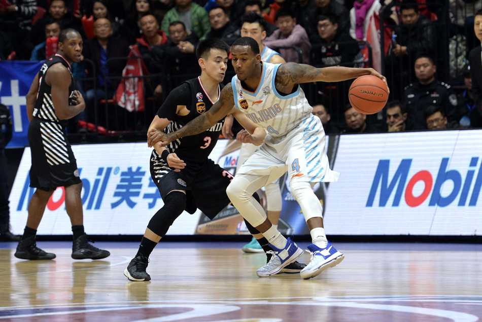 周琦攻防两端统治比赛,亚当斯狂砍48分,新疆险胜辽宁挺进总决赛 新疆队员们在获胜后激动地拥抱在一起,他们脸上洋溢着胜利的喜悦,共同庆祝这场来之不易的客场胜利。