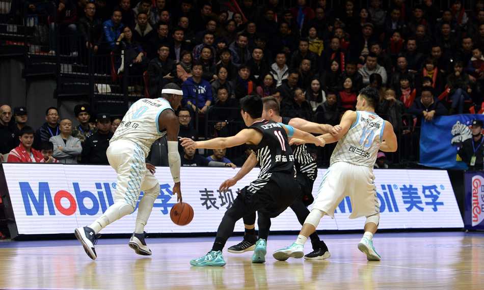 周琦攻防两端统治比赛,亚当斯狂砍48分,新疆险胜辽宁挺进总决赛 周琦高高跃起,用一记势大力沉的双手暴扣宣示着新疆队对禁区的绝对统治,这关键一球彻底点燃了替补席。