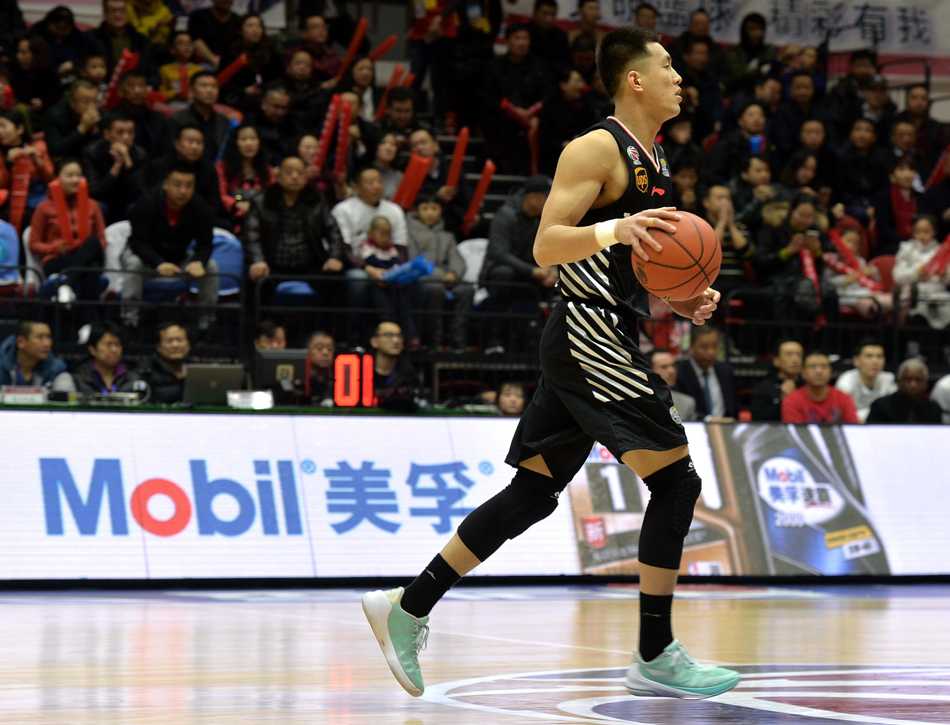 周琦攻防两端统治比赛,亚当斯狂砍48分,新疆险胜辽宁挺进总决赛 赵继伟在亚当斯的紧逼防守下艰难组织进攻,他犀利的突破和精准的传球是辽宁队能够咬住比分的关键。