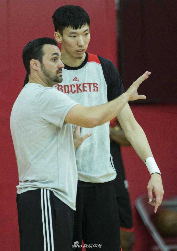 周琦融入火箭大家庭 全力备战夏季联赛展现实力 火箭队总经理莫雷亲临训练场,他一手拿着球员名单,一手指点着上面的名字,正与身旁的教练组进行着严肃的交流,目光不时投向场上的周琦。
