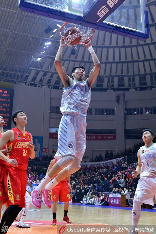 周琦霸王举鼎定乾坤,新疆飞虎复仇深圳豪取六连胜 深圳外援兰佩与新疆球员在篮下激烈卡位,双方手臂纠缠在一起,只为争夺那宝贵的篮板球。