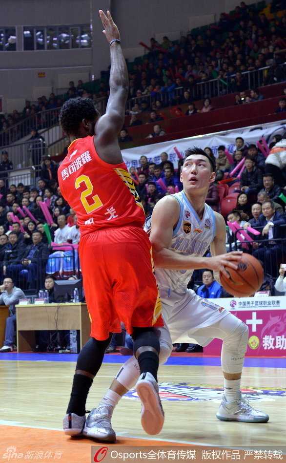 周琦霸王举鼎定乾坤,新疆飞虎复仇深圳豪取六连胜 深圳外援兰佩在禁区内遭遇新疆队员严密包夹,他面露不满,正在向裁判激烈地申诉判罚。