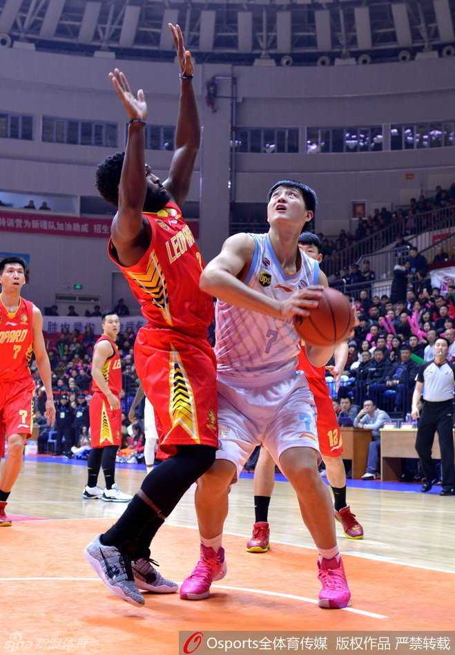 周琦霸王举鼎定乾坤,新疆飞虎复仇深圳豪取六连胜 新疆队外线核心亚当斯面对深圳防守球员,冷静地寻找突破契机,准备撕开对手防线。