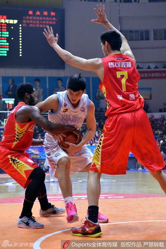 周琦霸王举鼎定乾坤,新疆飞虎复仇深圳豪取六连胜 深圳外援帕戈持球强行突破,他的面前是新疆队长可兰白克严密的防守,两人正在进行激烈的身体对抗。