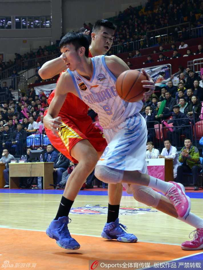 周琦霸王举鼎定乾坤,新疆飞虎复仇深圳豪取六连胜 周琦在深圳队内线群中高高跃起,如同霸王举鼎一般,单手将球砸入篮筐,完成势大力沉的灌篮。