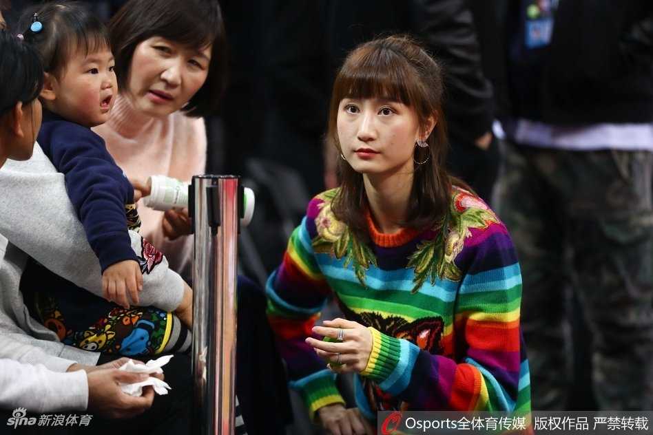 周鹏携家人观战星锐赛,铁血队长的温情一面 周鹏与刘美并肩而坐,两人目光一同投向赛场方向,刘美嘴角带着淡淡的笑意,周鹏则神情专注,仿佛在为场上的年轻球员们暗自加油鼓劲