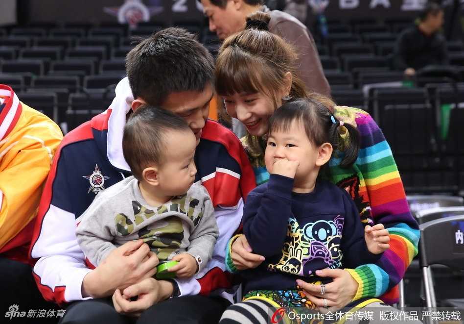 周鹏携家人观战星锐赛,铁血队长的温情一面 周鹏面带轻松的微笑抱着小儿子,刘美则陪伴在女儿身边,孩子们好奇地张望着球场上的激烈比拼,看台上的这一家子成了镜头追逐的焦点