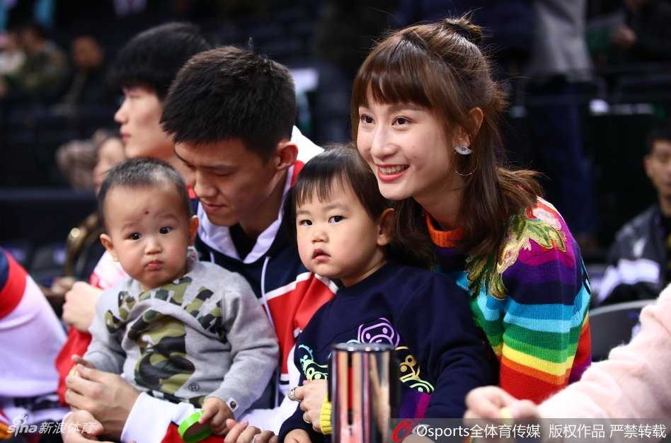 周鹏携家人观战星锐赛,铁血队长的温情一面 周鹏的儿子活泼好动,在爸爸的看护下站立在座位上,刘美则细心地为女儿整理着衣领,一家四口在喧嚣的赛场中营造出属于自家的小天地