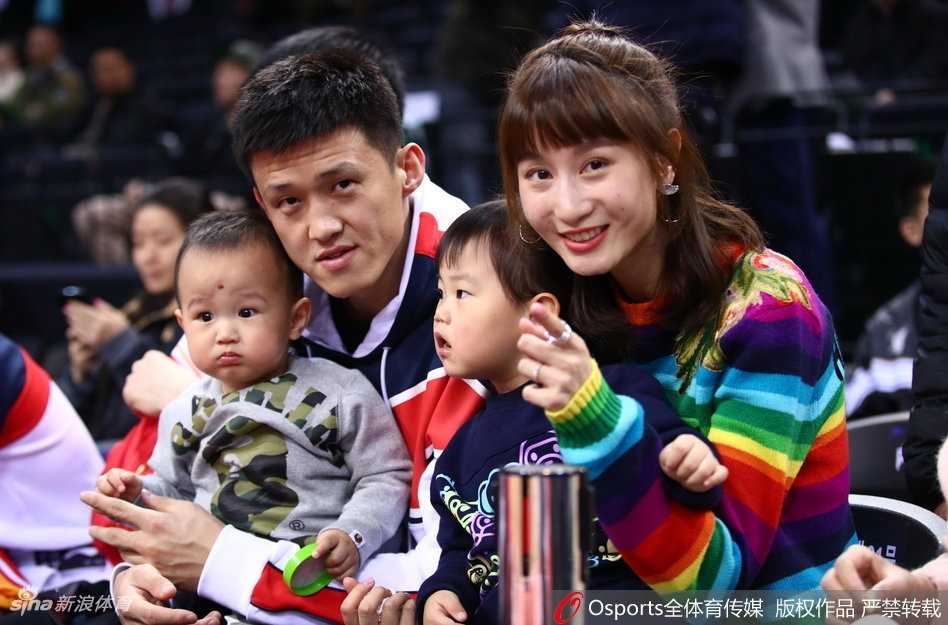 周鹏携家人观战星锐赛,铁血队长的温情一面 刘美怀抱着年幼的儿子,眼神中透露出母性的温柔,周鹏则坐在一旁看向远方,画面中既有篮球赛场的激情,又有家庭生活的宁静祥和