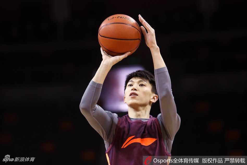 哀兵必胜?京城男篮遭遇“莫”名困境 单外援苦撑京粤大战 主帅雅尼斯在场边双手拢嘴,声嘶力竭地向场内布置战术,面对人员不整的困局,他试图用激情点燃每一名球员的斗志。