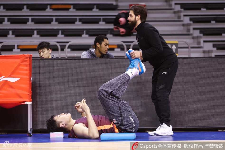 哀兵必胜?京城男篮遭遇“莫”名困境 单外援苦撑京粤大战 训练馆内气氛凝重,翟晓川眼神如炬,一记势大力沉的劈扣引爆全场,仿佛要将所有的不快都砸进篮筐。