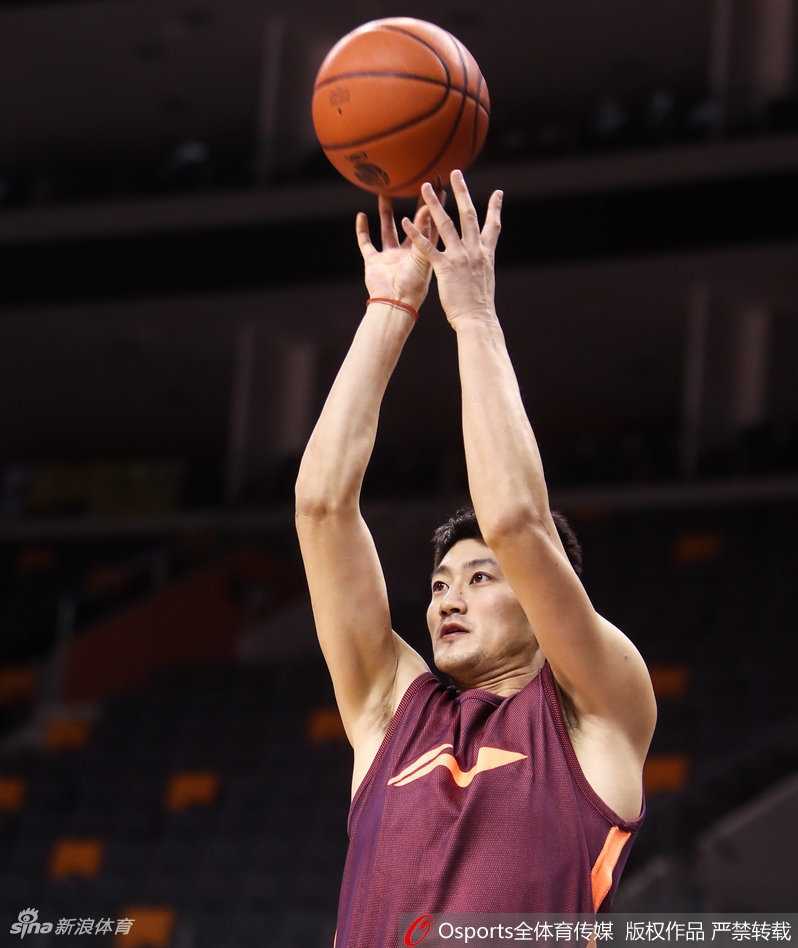 哀兵必胜?京城男篮遭遇“莫”名困境 单外援苦撑京粤大战 刘晓宇控球观察,眼神机警灵动,面对昔日战友,他渴望用一次次的妙传撕开老东家的防线,证明自己的价值。
