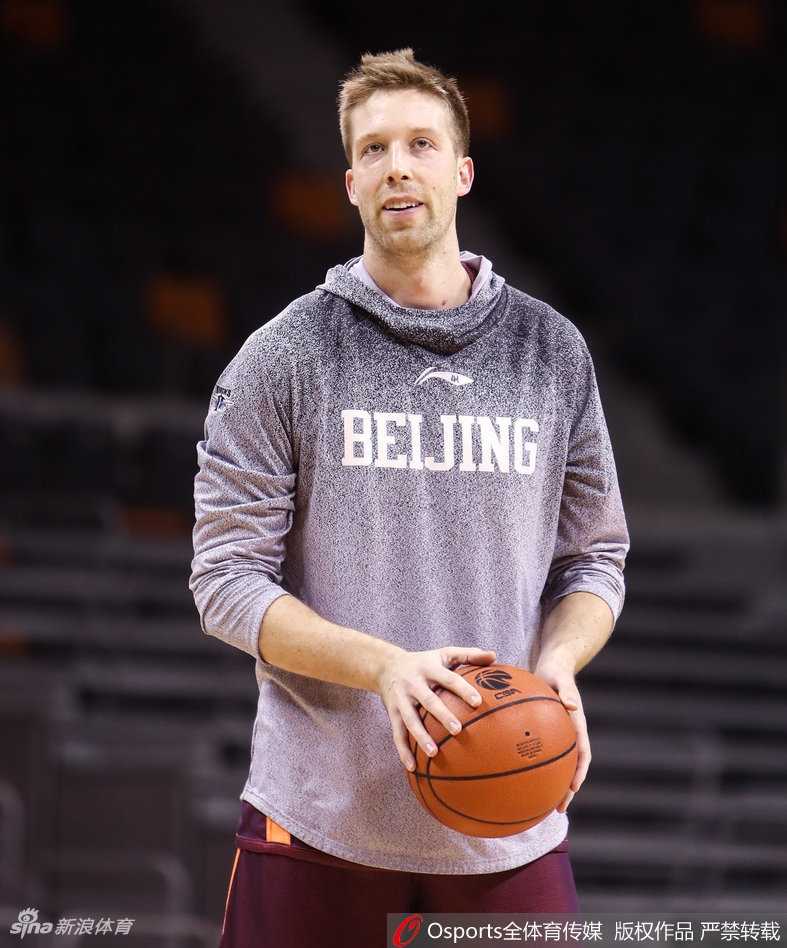 哀兵必胜?京城男篮遭遇“莫”名困境 单外援苦撑京粤大战 替补席上,一名年轻球员紧握双拳,目光炯炯地望向场内,他的眼神里没有迷茫,只有随时准备上场拼杀的渴望。