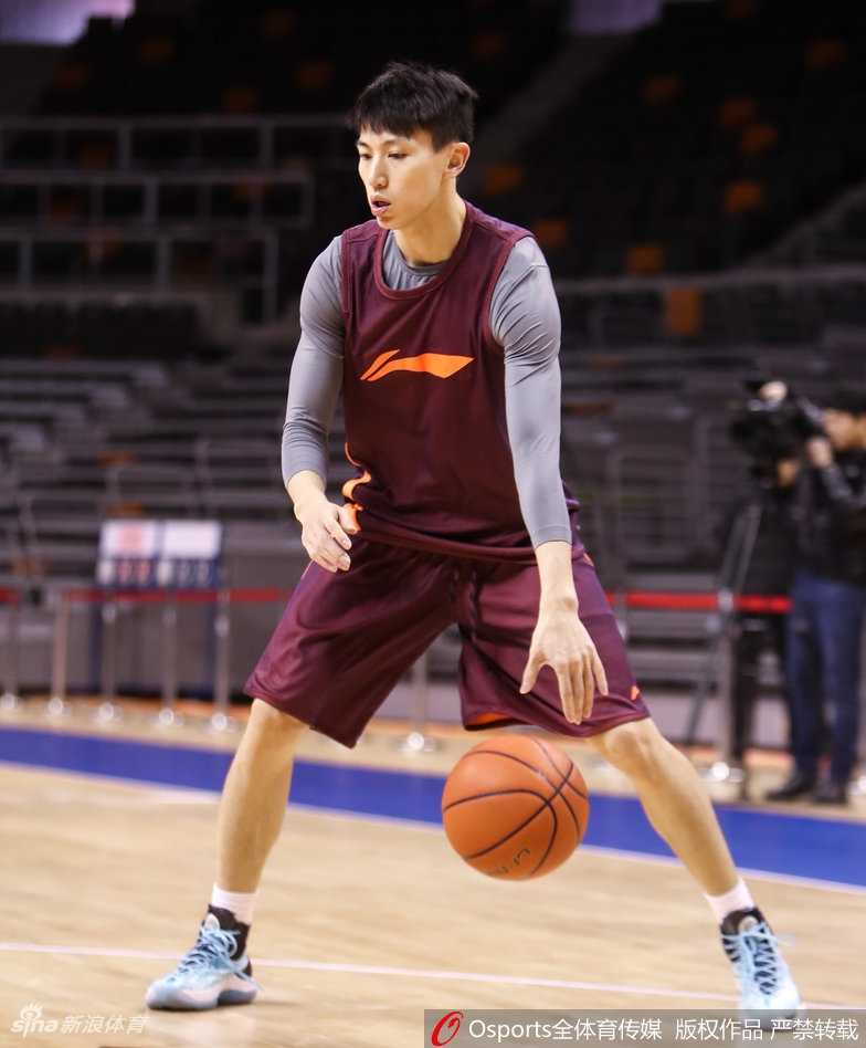 哀兵必胜?京城男篮遭遇“莫”名困境 单外援苦撑京粤大战 汉密尔顿在低位要球,肌肉线条分明,他紧咬牙关,准备用一己之力硬扛易建联领衔的广东内线群。