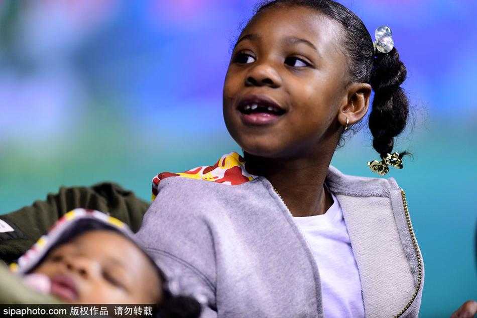 哈德森双千金空降本溪,辽篮主场最萌“助威团”抢镜 小女儿扎着可爱的丸子头,嘴里似乎含着手指,脸上带着婴儿肥,天真无邪地望着远方,仿佛在寻找爸爸巨大的身影。