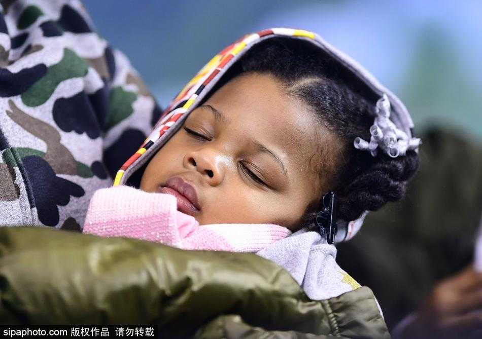 哈德森双千金空降本溪,辽篮主场最萌“助威团”抢镜 哈德森大女儿扎着马尾辫,全神贯注地盯着球场,小手放在膝盖上,眼神里满是对爸爸的崇拜与关切。