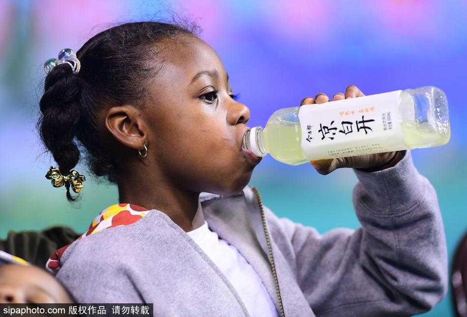 哈德森双千金空降本溪,辽篮主场最萌“助威团”抢镜 赛后,姐姐乖巧地坐在场边等待爸爸,脸上带着淡淡的微笑,仿佛在说:爸爸辛苦了,你是我们的骄傲。