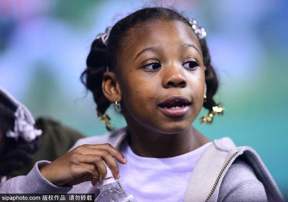 哈德森双千金空降本溪,辽篮主场最萌“助威团”抢镜 小女儿似乎有些困倦,小手托着腮帮子,但依然努力睁大眼睛望向场内,不想错过任何一秒爸爸在球场上的英姿。