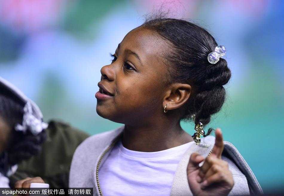 哈德森双千金空降本溪,辽篮主场最萌“助威团”抢镜 面对激烈的对抗,姐姐的表情略显紧张,双手紧紧攥在一起,仿佛在为爸爸的每一次持球进攻而揪心。