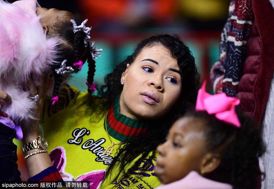 哈德森家人的目光,辽篮抗“新”最暖心的力量 哈德森的小女儿在妈妈的怀抱中,好奇地望着球场上的爸爸,萌萌的表情惹人喜爱。