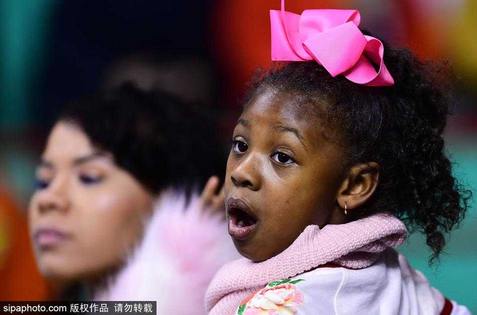 哈德森家人的目光,辽篮抗“新”最暖心的力量 赛后,哈德森与妻子深情相拥,感谢她带着女儿们来到现场支持自己,一家人其乐融融。