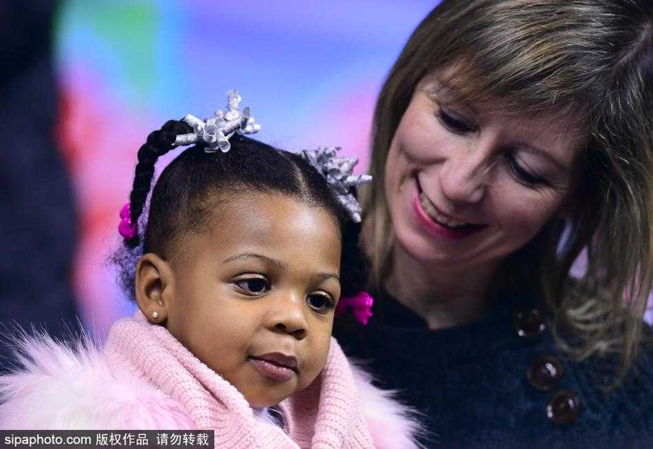 哈德森家人的目光,辽篮抗“新”最暖心的力量 中场休息时,哈德森走向场边,温柔地亲吻自己的女儿,场面十分温馨感人。