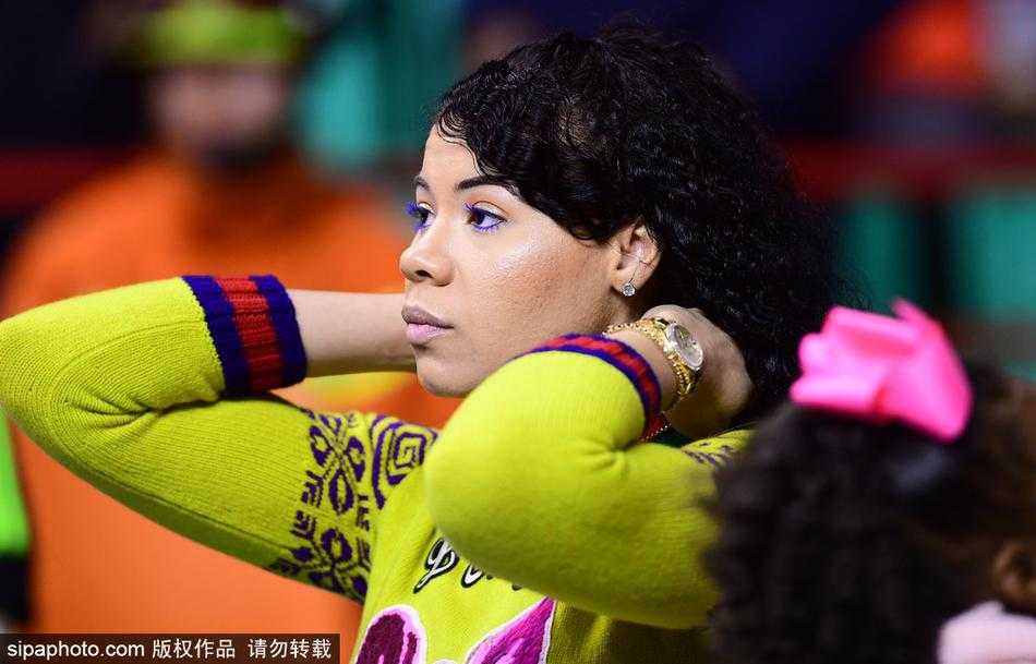 哈德森家人的目光,辽篮抗“新”最暖心的力量 看到女儿可爱的样子,哈德森在场上露出了难得的温柔笑容,随后又立刻投入激烈的对抗中。